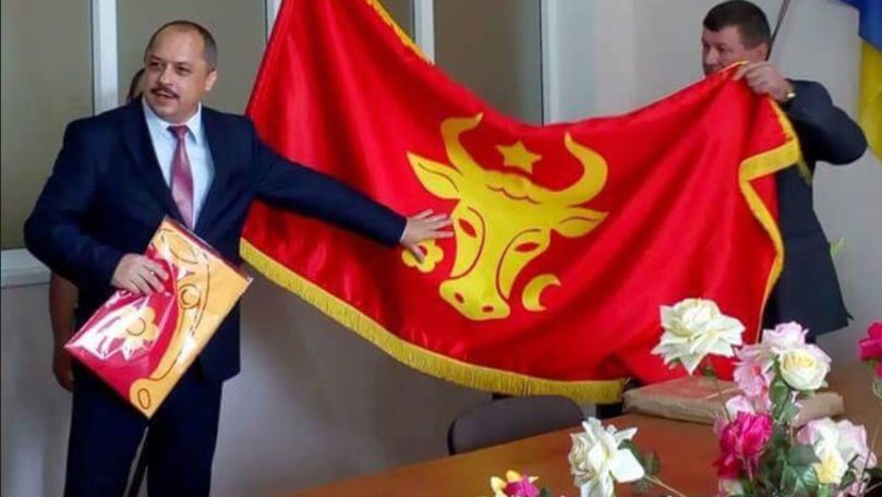 Primele primării din R. Moldova care au primit câte un steag de la Dodon