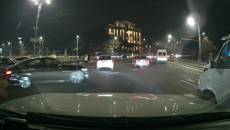 Reacția unui polițist ignorat de un șofer în timpul dirijării traficului