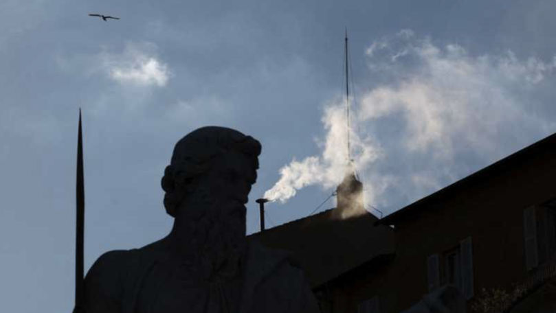 Fum alb la Vatican. A fost ales noul papă