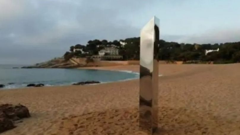 Monolitul apărut pe o plajă din Costa Brava a fost vandalizat