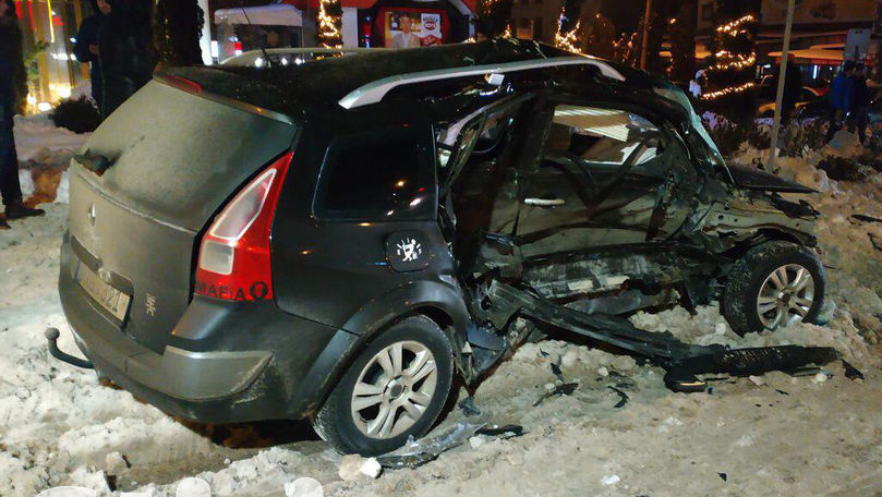Accident grav cu o Toyota și un Renault în Chișinău. Primele imagini