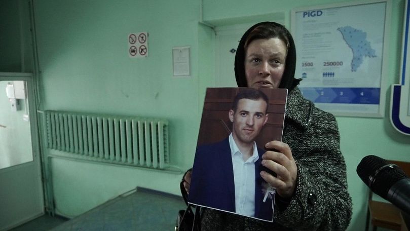 Mama lui Simion a venit cu poza fiului și cu lacrimi la Judecătorie