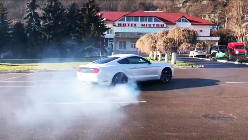 Drifturi la Soroca: Un șofer a demonstrat trucuri cu un Mustang