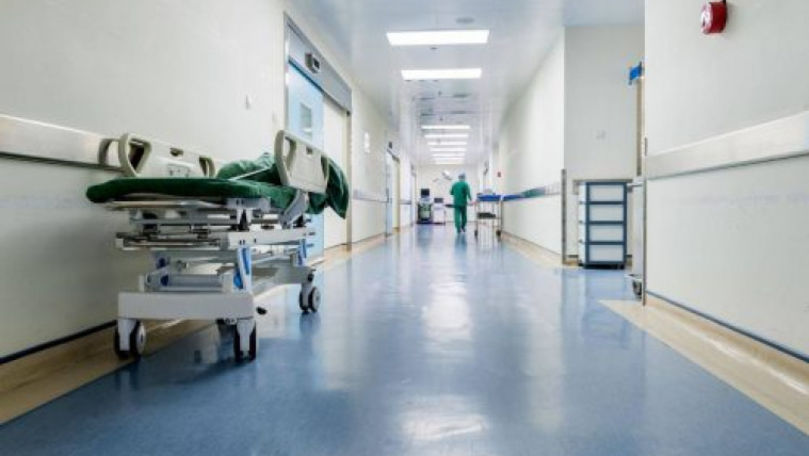 Un bărbat infectat care a încercat să fugă din spital și-a rupt coastele