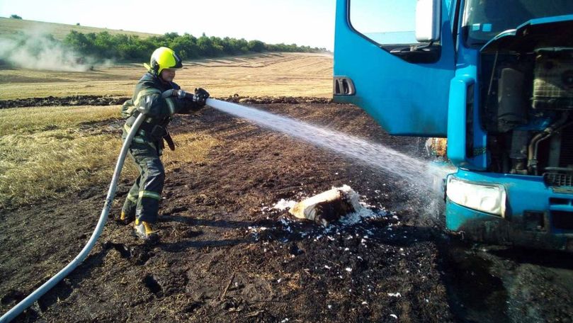 Un camion cu roadă a luat foc pe un câmp agricol din sudul țării