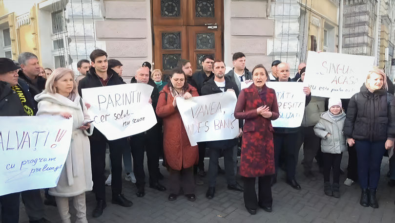 Flashmob în fața Primăriei: Părinții cer păstrarea grupelor prelungite