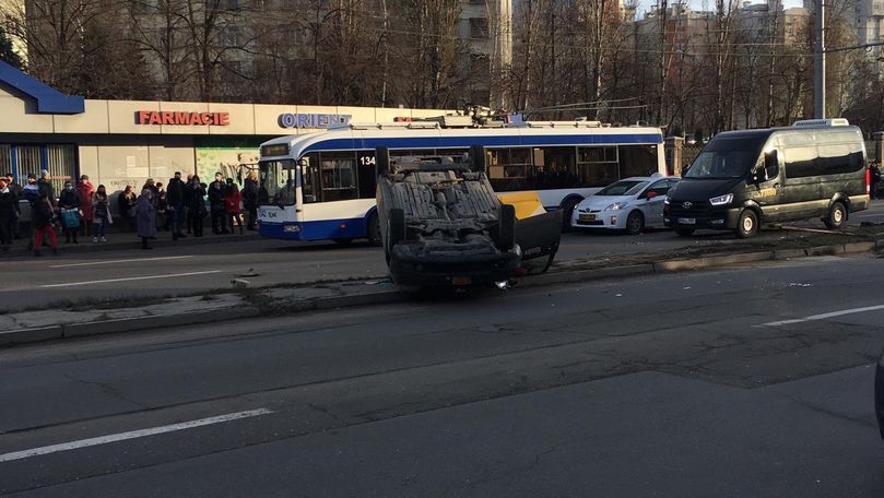 Mașină răsturnată: Momentul accidentului de pe viaduct, filmat