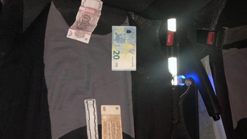 O șoferiță drogată și fără permis a aruncat bani în mașina polițiștilor