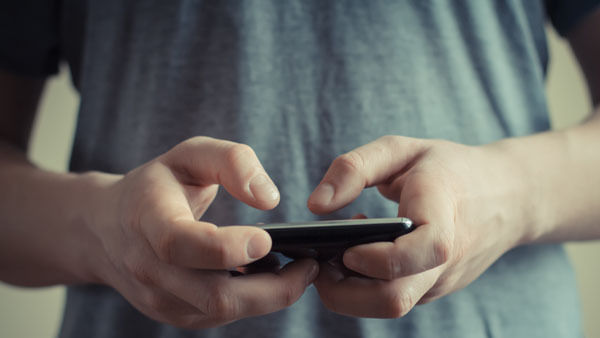 Studiu: Folosirea telefonului pe toaletă crește riscul de hemoroizi
