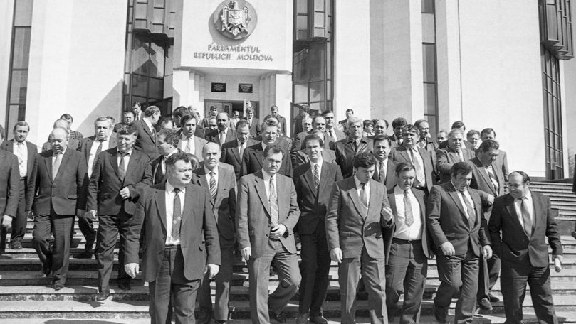 Începutul libertății: 35 de ani de la constituirea primului Parlament