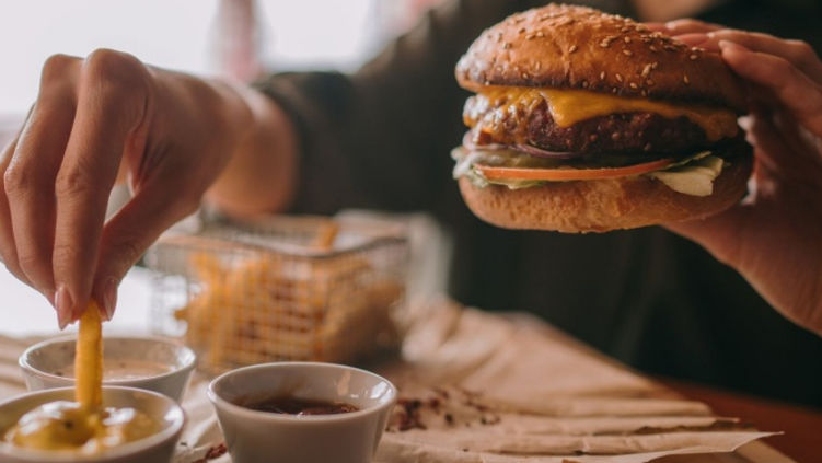 Ученые предостерегают, что фастфуд может пагубно влиять на наш IQ.