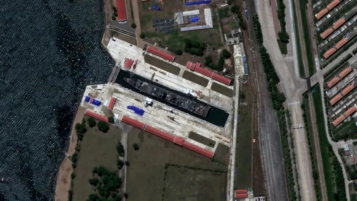 Noi imagini prin satelit cu nava de război avariată a Coreei de Nord