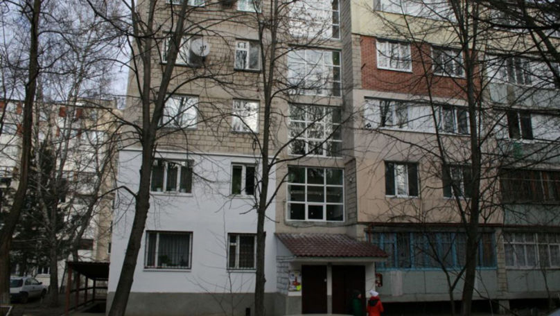 Bărbat beat, filmat cum încearcă să ajungă de pe acoperiș în apartament