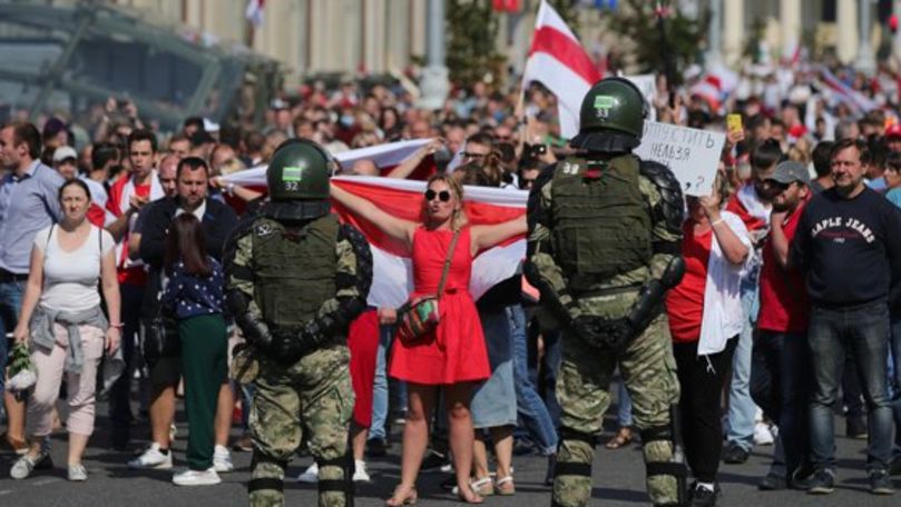 Marşul eroilor: Protestatarii din Belarus, scoşi din mulţime şi bătuţi