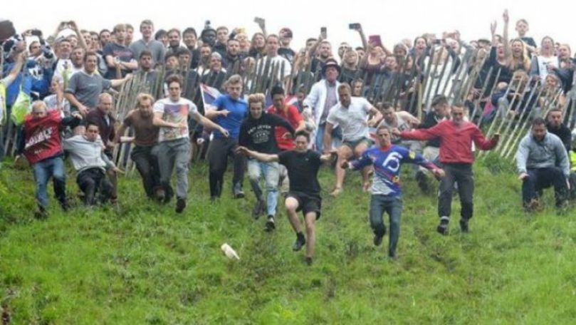 Concurs ciudat în Anglia: Sute de oameni alergă după roţi de caşcaval