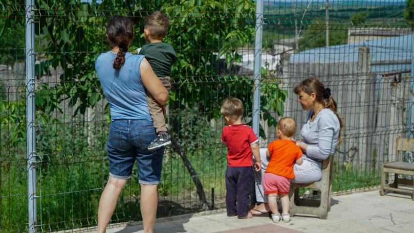 Primii pași, după gratii. Povestea copiilor care cresc în penitenciar
