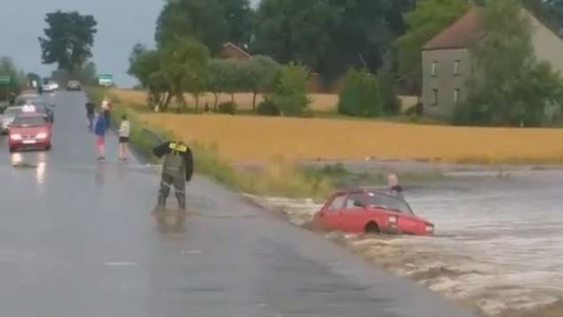 Un şofer polonez s-a ambiţionat să circule pe un drum inundat