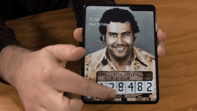 Samsung Galaxy Fold, deghizat cu fața lui Pablo Escobar