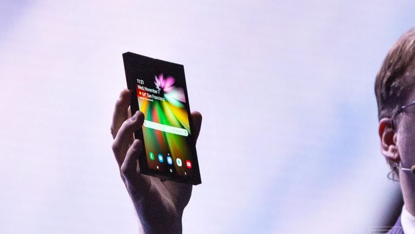 Samsung a prezentat în premieră imagini cu telefonul pliabil