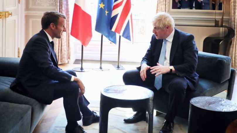 Gestul nepotrivit al lui Boris Johnson la întâlnirea cu Macron