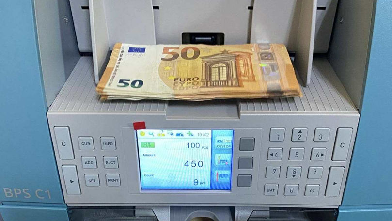 Un bărbat, prins la vamă cu 18.900 euro și 3.400 dolari nedeclarați