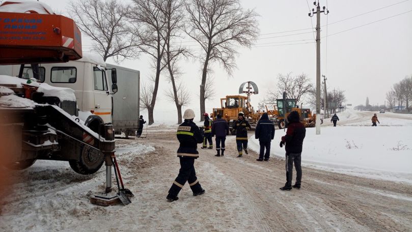 IGSU: 8 mașini au fost deblocate din zăpadă de salvatori