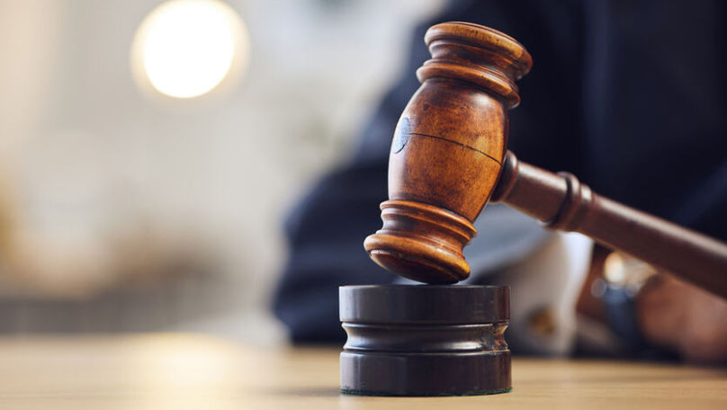 В Сингапуре судят француза за облизанную трубочку для сока в уличном автомате.