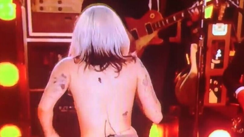 Miley Cyrus a rămas fără top pe scenă în timpul unui concert