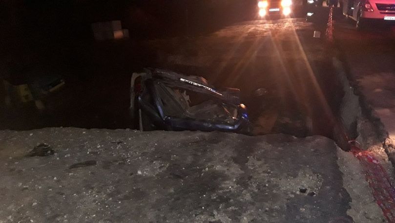 Accident la Hâncești: 2 mașini s-au prăbușit într-o groapă. Sunt victime