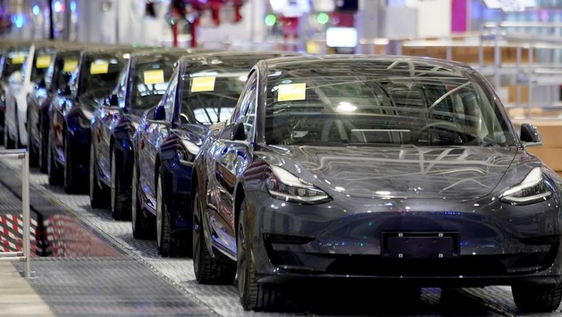 Tesla осталась лидером по  продажам электромобилей.
