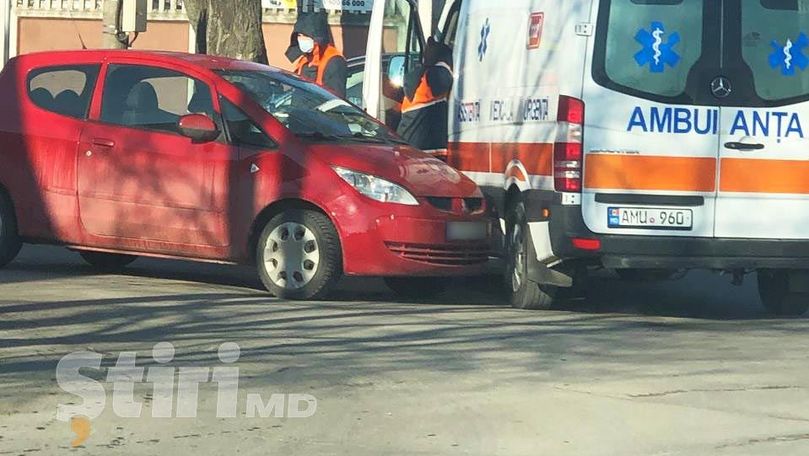 Accident cu implicarea unei ambulanțe în sectorul Buiucani al Capitalei