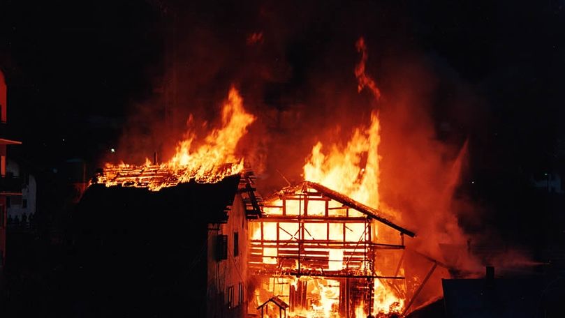 Doi copii, găsiți arși și bătuți în casa incendiată din Hâncești