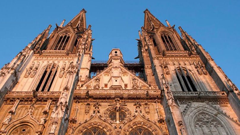 Un bărbat a căzut de pe schelele unei catedrale în timp ce făcea poze