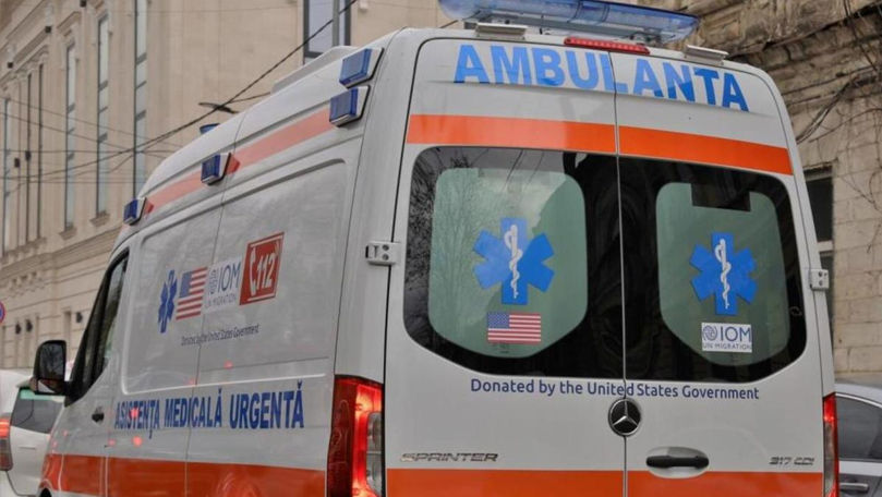 Un copil a căzut în gol de la etajul superior al unui bloc din Chișinău