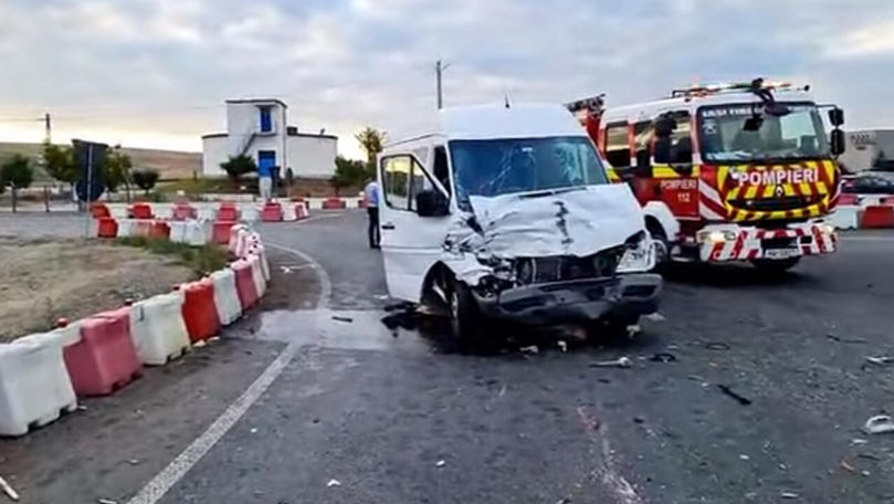 Un microbuz cu moldoveni s-a izbit de o camionetă la Iași: 13 răniți
