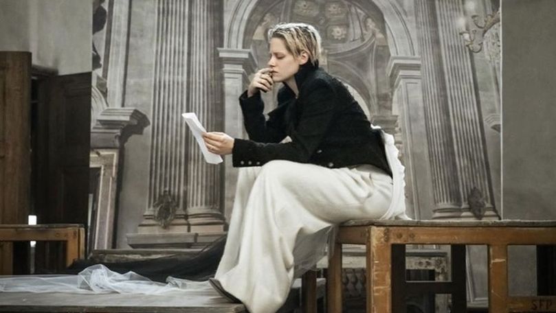Emma Watson și Kristen Stewart, în rolul Julietei în calendarul Pirelli
