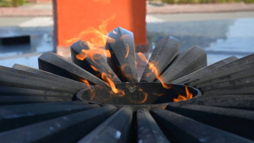 В связи с кризисом газа огонь на мемориале "Вечность" временно отключен.