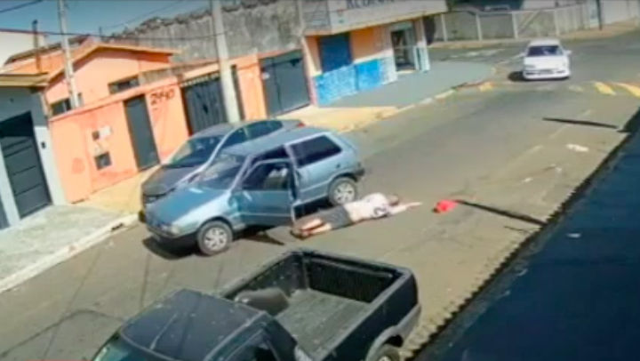 Accident neobișnuit în Brazilia: Un șofer a căzut din propria mașină