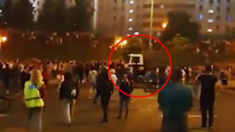 В Сети опубликовали момент наезда автозака на протестующего в Минске.