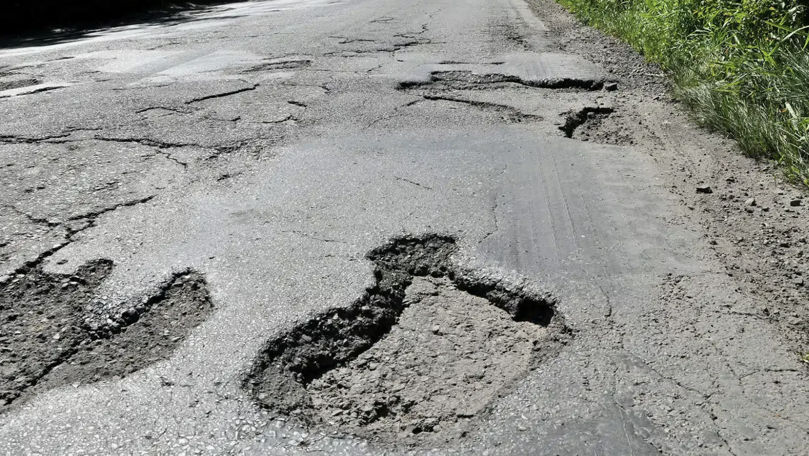 Водители жалуются, что одна из дорог на севере страны портит их автомобили.