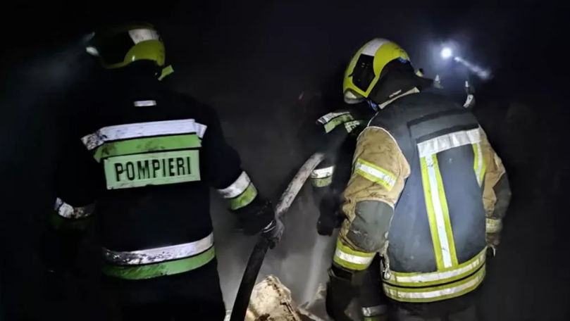 В Бельцах спасатели вытащили 2 человек из горящего дома.