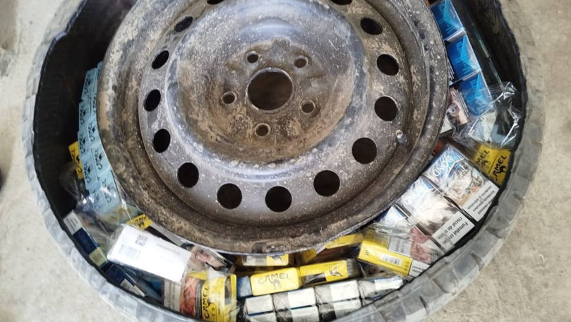 Țigări ascunse în roata și sub capota unei mașini, depistate la vamă