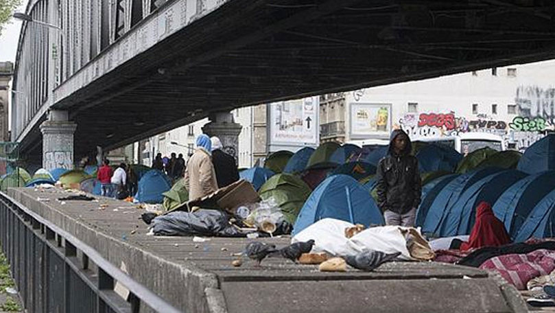 Mii de migranţi dorm în corturi pe străzile din nord-estul Parisului