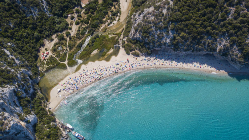 6 ani de închisoare, pentru că au furat nisip de pe o plajă din Italia