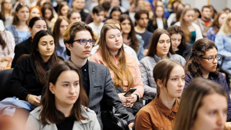 Tinerii din țară vor beneficia de stagii plătite în instituțiile de stat