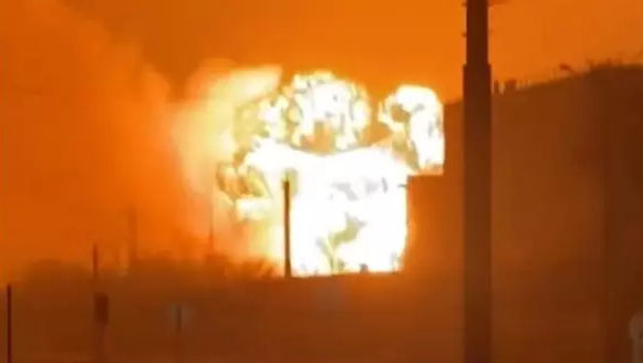 O uzină de tractoare care produce și motoare pentru tancuri a explodat