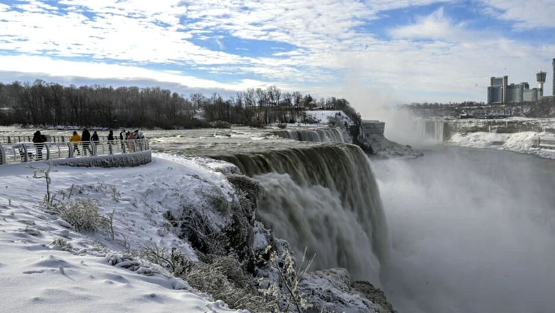 Cascada Niagara a înghețat parțial din cauza vremii extreme