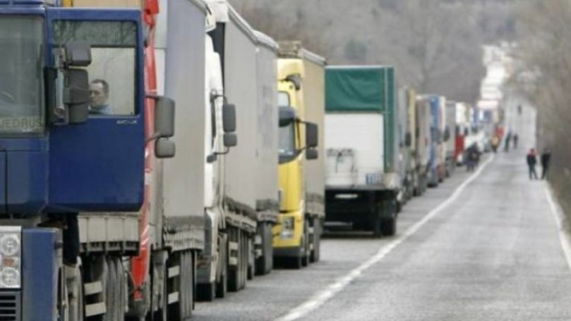 Грузоперевозчики требуют разрешения на транзит через Россию и Украину.