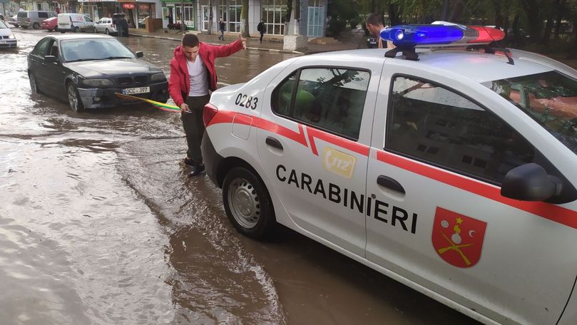 Șoferul unui BMW blocat pe o stradă inundată, ajutat de carabinieri