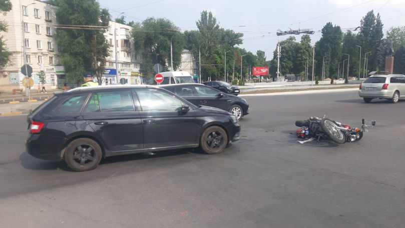 Grav accident în Capitală: Un motociclist, la spital cu piciorul rupt